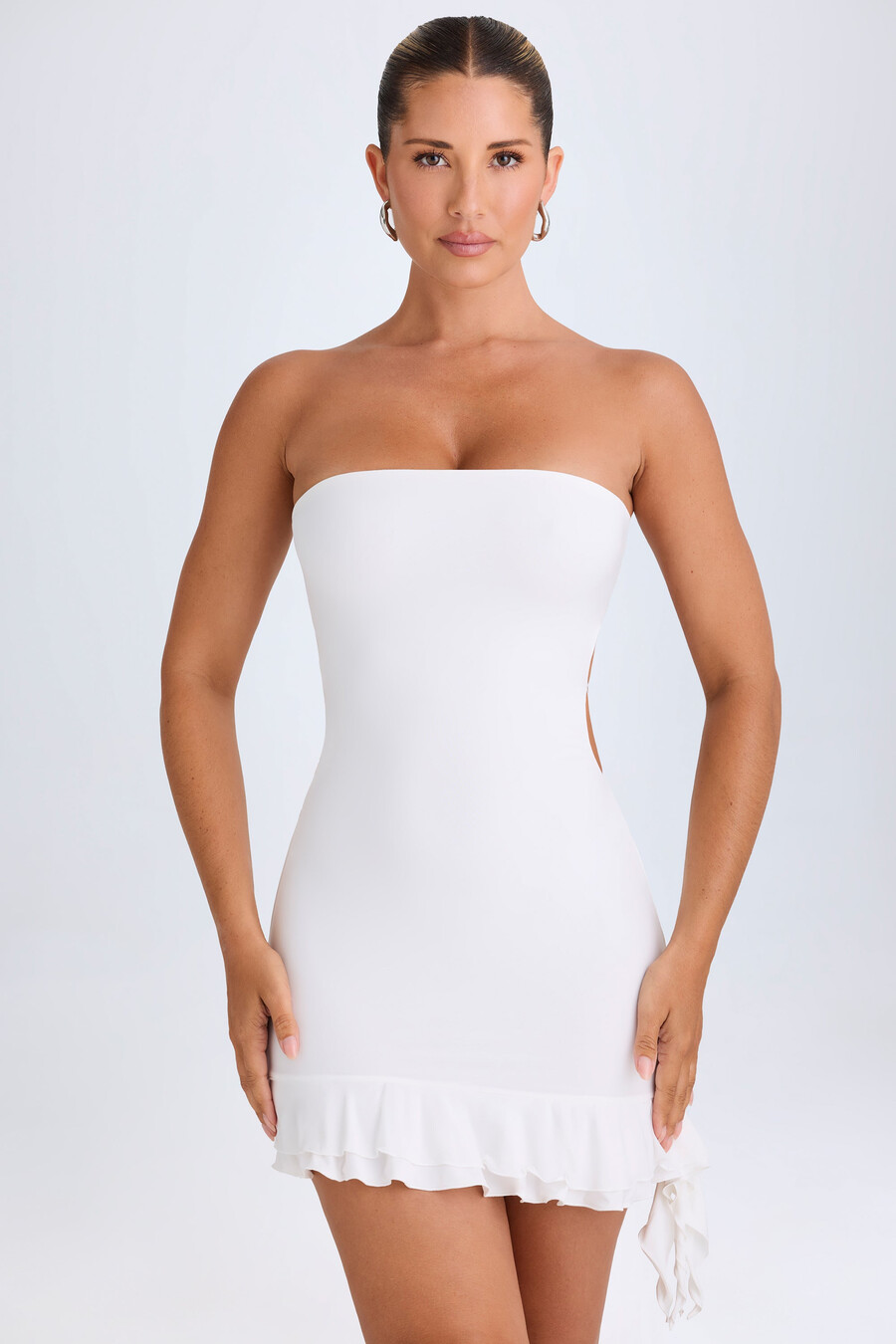 bijela mini haljina bandeau s volanima i izrezom