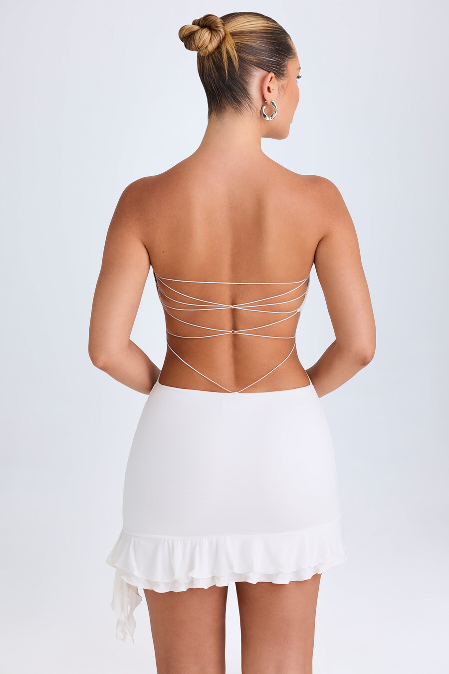bijela mini haljina bandeau s volanima i izrezom