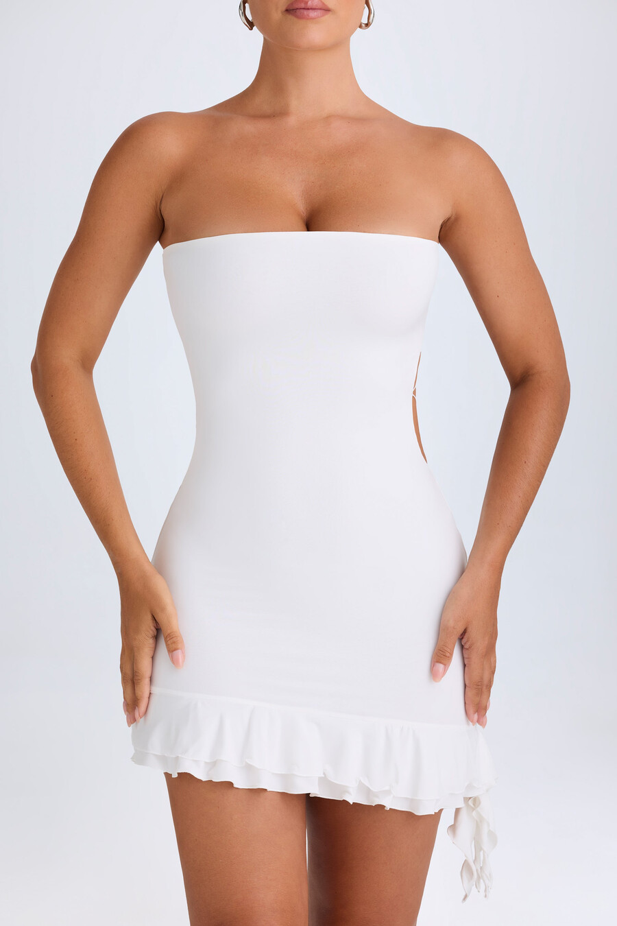 bijela mini haljina bandeau s volanima i izrezom