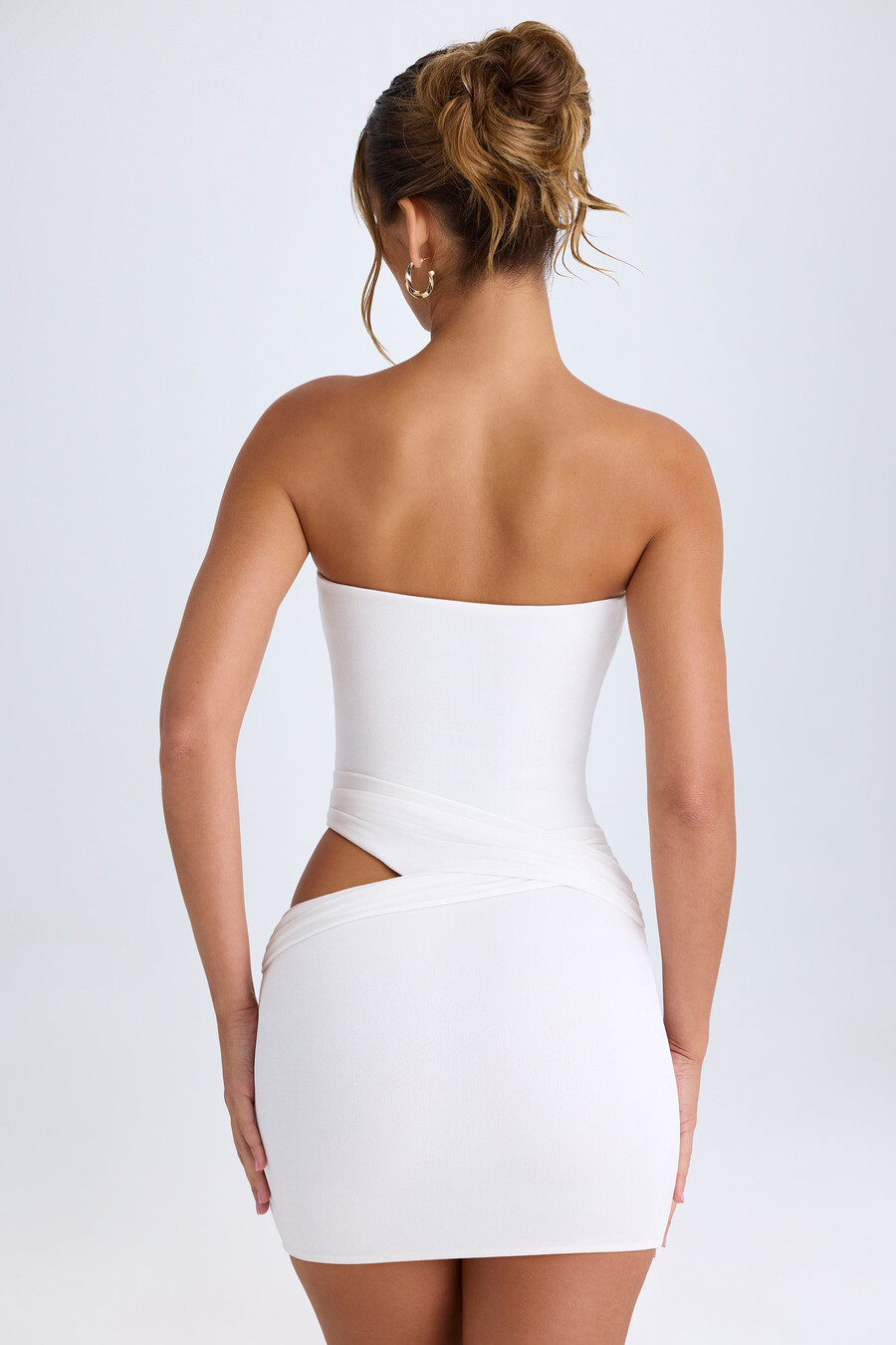 izrezana mini bandeau haljina u bijeloj boji